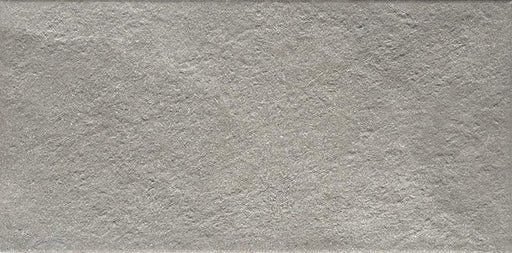 Dettaglio piastrella in gres porcellanato effetto pietra ardesia, Ceramiche Keope - Collezione Discovery, formato 22x45 cm, finitura grip R11, colore Ardesia Grey. Ideale per pavimenti e rivestimenti esterni di design.