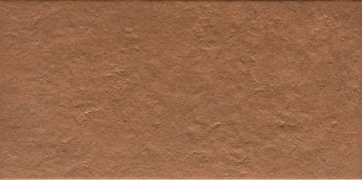 Dettaglio piastrella in gres porcellanato effetto cotto, Ceramiche Keope - Collezione Discovery, formato 22x45 cm, finitura grip R11, colore Cotto Red. Ideale per pavimenti e rivestimenti esterni di design.