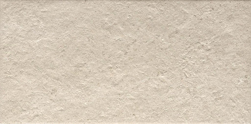 Dettaglio piastrella in gres porcellanato effetto pietra leccese, Ceramiche Keope - Collezione Discovery, formato 22x45 cm, finitura grip R11, colore Leccese Ivory. Ideale per pavimenti e rivestimenti esterni di design.