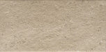 Dettaglio piastrella in gres porcellanato effetto pietra leccese, Ceramiche Keope - Collezione Discovery, formato 22x45 cm, finitura grip R11, colore Leccese Taupe. Ideale per pavimenti e rivestimenti esterni di design.