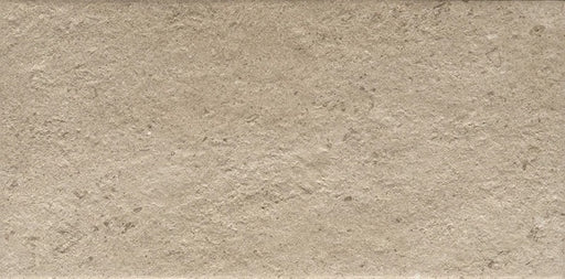 Dettaglio piastrella in gres porcellanato effetto pietra leccese, Ceramiche Keope - Collezione Discovery, formato 22x45 cm, finitura grip R11, colore Leccese Taupe. Ideale per pavimenti e rivestimenti esterni di design.