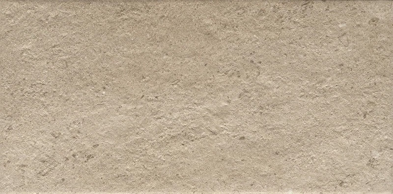 Dettaglio piastrella in gres porcellanato effetto pietra leccese, Ceramiche Keope - Collezione Discovery, formato 22x45 cm, finitura grip R11, colore Leccese Taupe. Ideale per pavimenti e rivestimenti esterni di design.