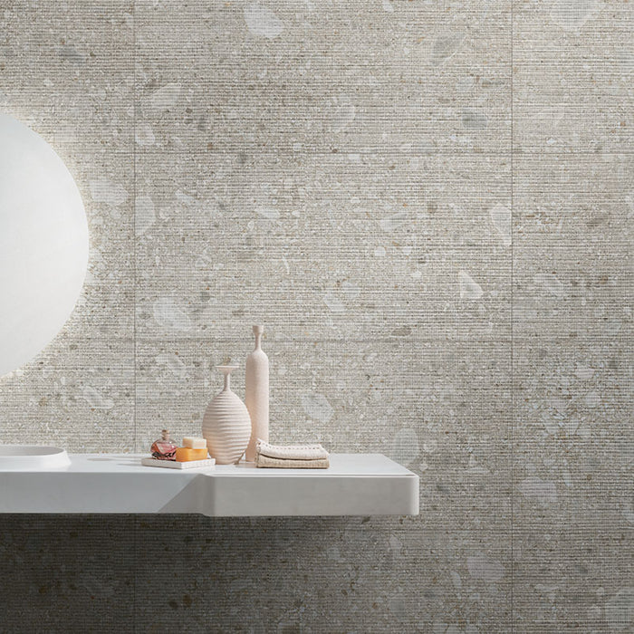 Dettaglio rivestimento in gres porcellanato effetto pietra naturale rigata leggermente a rilievo. Omnia di ceramiche keope 60x120 colore Ceppo Grey Crossing 3D