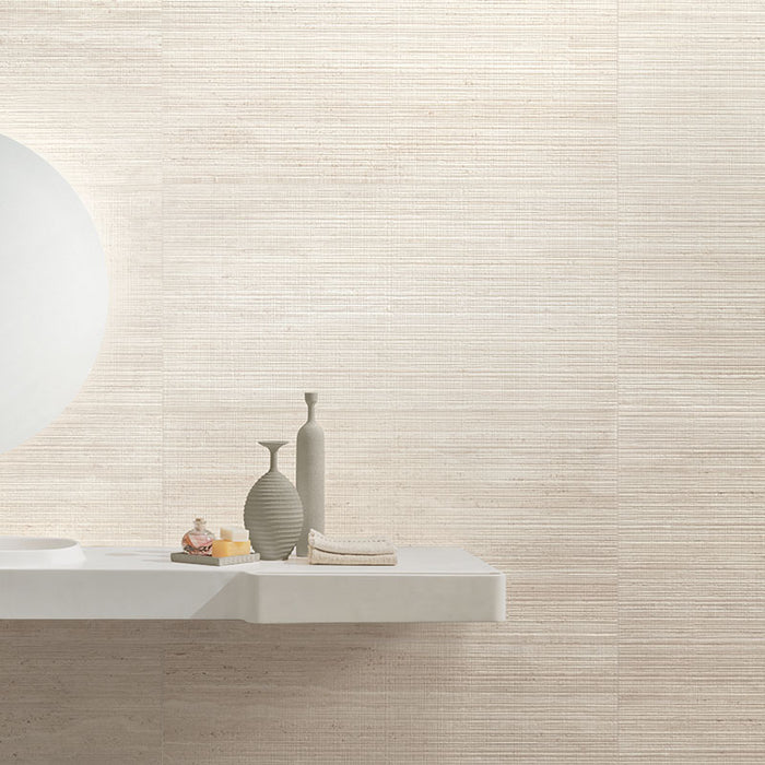 Dettaglio piastrella in gres porcellanato effetto pietra naturale rigata leggermente a rilievo. Omnia di ceramiche keope 60x120 colore Tivoli Ivory Crossing 3D