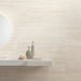 Dettaglio piastrella in gres porcellanato effetto pietra naturale rigata leggermente a rilievo. Omnia di ceramiche keope 60x120 colore Tivoli Ivory Crossing 3D