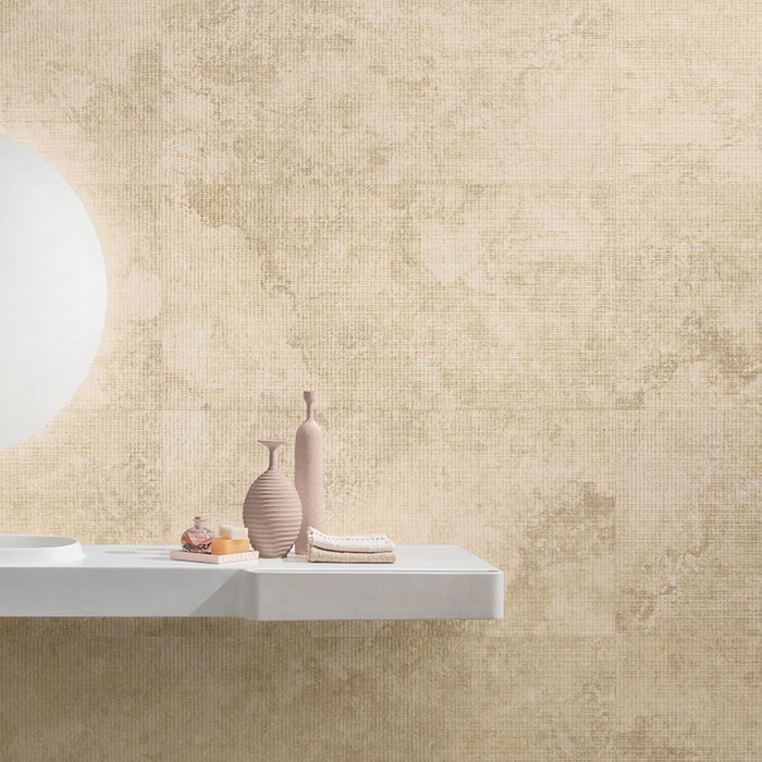 Dettaglio rivestimento in gres porcellanato effetto pietra naturale rigata leggermente a rilievo. Omnia di ceramiche keope 60x120 colore Rapolano Beige Crossing 3D