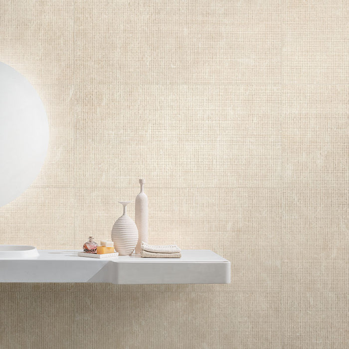 Dettaglio pavimento in gres porcellanato effetto pietra naturale rigata leggermente a rilievo. Omnia di ceramiche keope 60x120 colore Venezia Ivory Crossing 3D