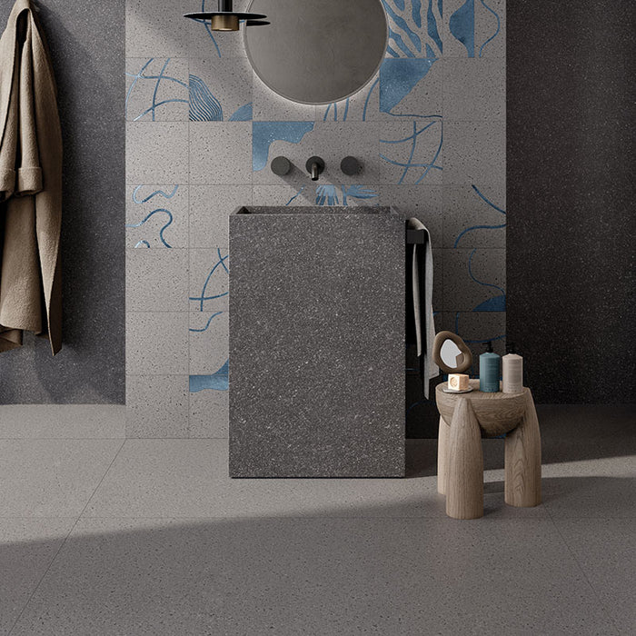 Bagno moderno con pavimento in gres porcellanato effetto pietra lavica della collezione Lavica Formato 60x120, colore Grey