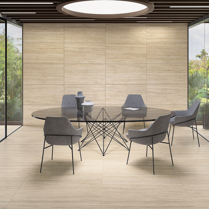 Stanza con tavolo moderno in vetro nero, pavimento e rivestimento in gres porcellanato effetto pietra naturale europea. Omnia di ceramiche keope 60x120 colore Romano Sand