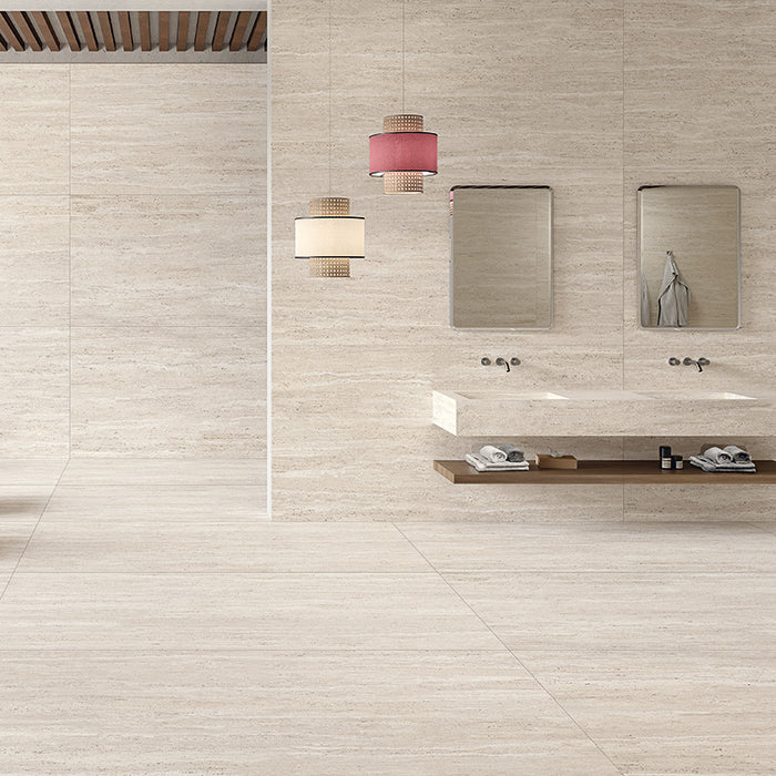 bagno moderno con pavimento e rivestimento in gres porcellanato effetto pietra naturale europea. Omnia di ceramiche keope 60x120 colore Tivoli Ivory