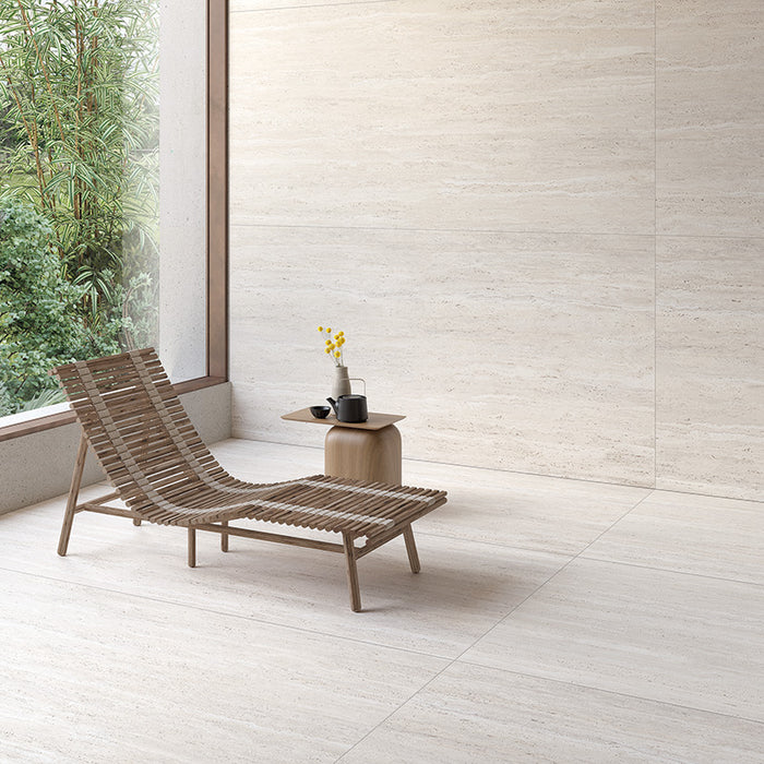 bagno moderno con pavimento e rivestimento in gres porcellanato effetto pietra naturale europea. Omnia di ceramiche keope 60x120 colore Tivoli Ivory