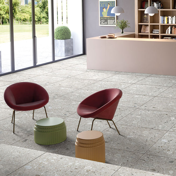 reception con poltrone moderne rosse e pavimento in gres porcellanato effetto pietra naturale europea. Omnia di ceramiche keope 80x80 colore Ceppo Grey