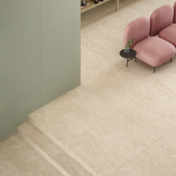 Dettaglio pavimento in gres porcellanato effetto pietra naturale europea. Omnia di ceramiche keope 80x80 colore Venezia Ivory