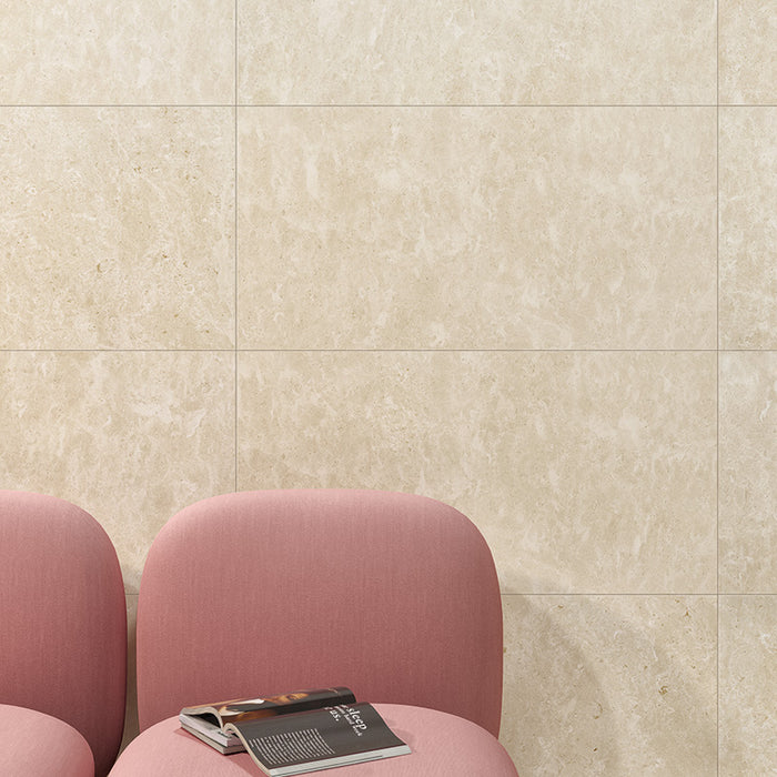 Dettaglio rivestimento in gres porcellanato effetto pietra naturale europea. Omnia di ceramiche keope 60x120 colore Venezia Ivory