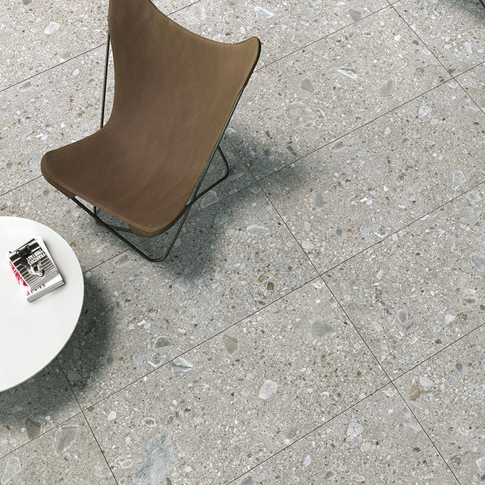 Dettaglio pavimento in gres porcellanato effetto pietra naturale europea. Omnia di ceramiche keope 40x80 colore Ceppo Grey