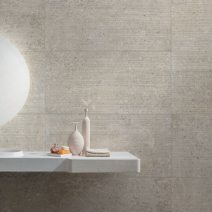 Dettaglio rivestimento in gres porcellanato effetto pietra naturale rigata leggermente a rilievo. Omnia di ceramiche keope 60x120 colore Devix GreigeCrossing 3D