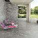 loggiato con pavimento in gres porcellanato effetto pietra. Percorsi Frame di ceramiche keope 60x120 colore Gneiss Grey