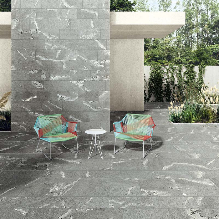 Muro con rivestimento in gres porcellanato effetto pietra per esterni. Percorsi Frame di ceramiche keope 30x60 antiscivolo colore Gneiss Grey