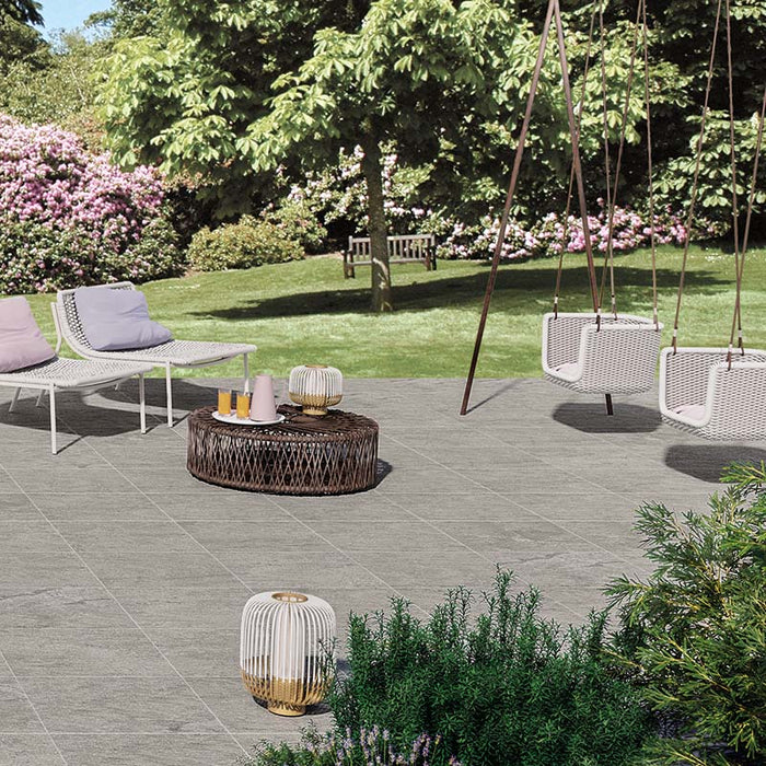 Giardino con pavimento in gres porcellanato effetto pietra per esterni. Percorsi Frame di ceramiche keope 60x60 antiscivolo colore Plima Silver