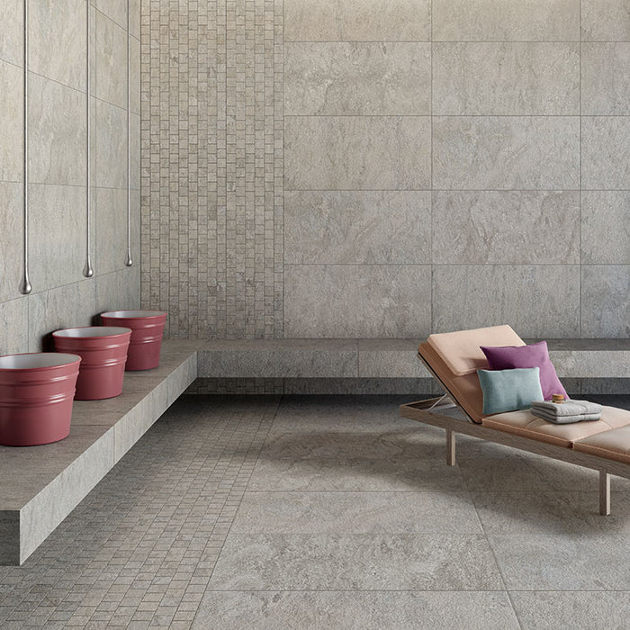 Sauna moderna con pavimento e rivestimento in gres porcellanato effetto pietra. Percorsi Frame di ceramiche keope 60x120 colore Plima Silver