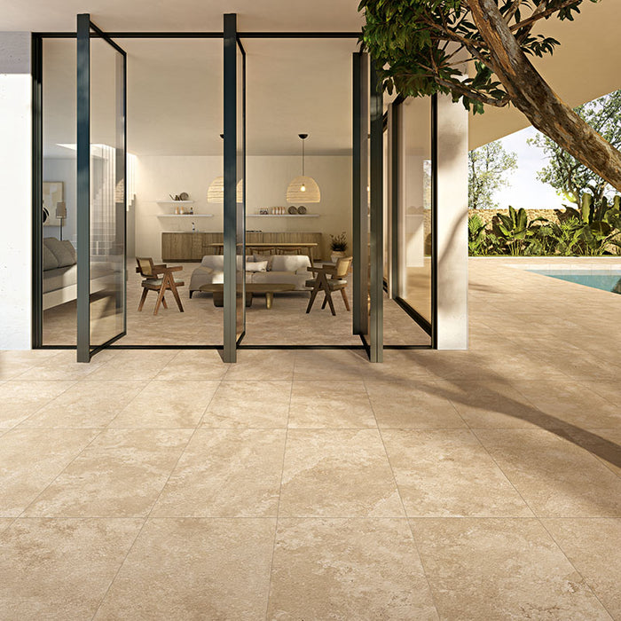 Casa con pavimento continuativo interno ed esterno in gres porcellanato effetto pietra. Percorsi Frame di ceramiche keope 60x120 colore Travertino Beige