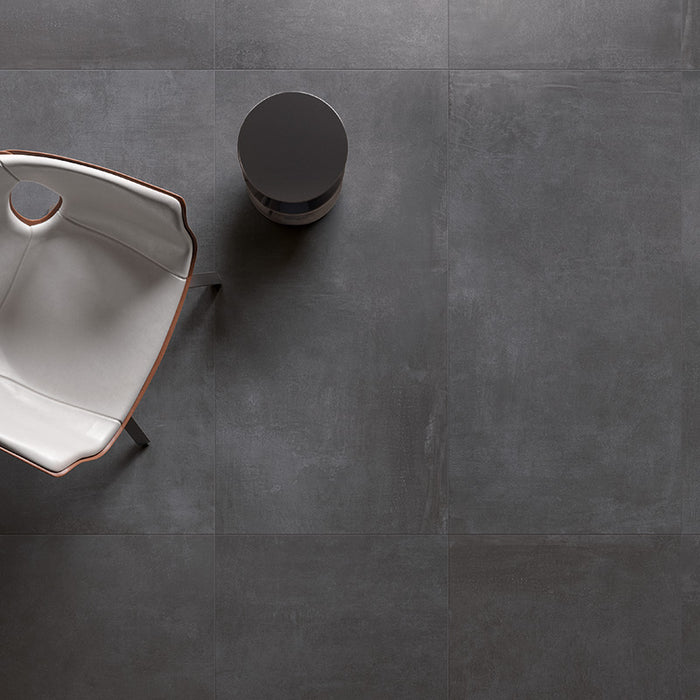 Dettaglio pavimento in gres porcellanato effetto cemento industriale. Noord di ceramiche keope 60x120 colore Anthracite
