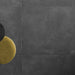 Dettaglio pavimento in gres porcellanato effetto cemento industriale. Noord di ceramiche keope 60x60 colore Anthracite
