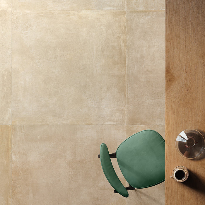 cucina con sedia verde e pavimento in gres porcellanato effetto cemento industriale. Noord di ceramiche keope 120x120 colore Gold