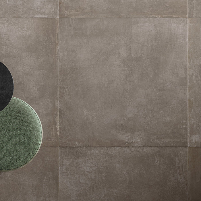 Dettaglio pavimento in gres porcellanato effetto cemento industriale. Noord di ceramiche keope 60x60 colore Taupe