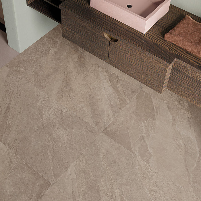 dettaglio pavimento in gres porcellanato effetto pietra ardesia. collezione Ubik, formato 30x60, colore Walnut