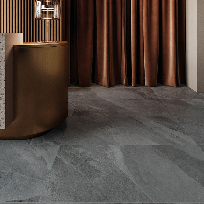 dettaglio pavimento in gres porcellanato effetto pietra ardesia. collezione Ubik, formato 120x120, colore Anthracite