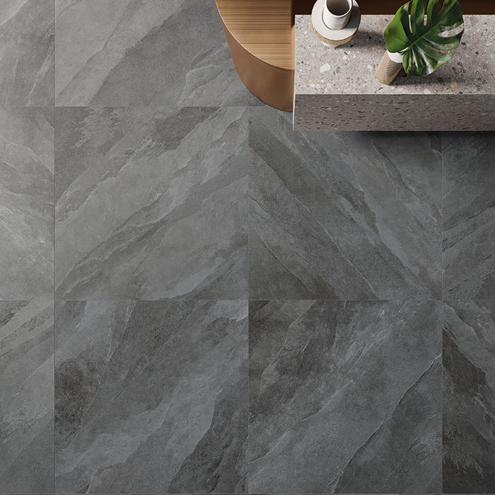 dettaglio pavimento in gres porcellanato effetto pietra ardesia. collezione Ubik, formato 60x60, colore Anthracite