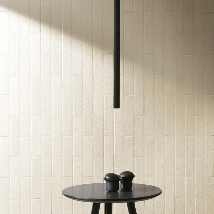 Dettaglio muro con rivestimento in gres porcellanato effetto materico e effetto mattoncino 4,5x18,6 cm, della collezione Koinè, colore Gesso, di Ceramica Settecento