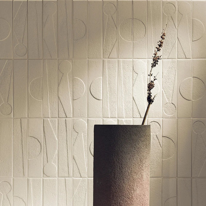 Muro con rivestimento in gres porcellanato effetto etnico e effetto mattoncino 4,5x18,6 cm, della collezione Koinè, colore Gesso, di Ceramica Settecento