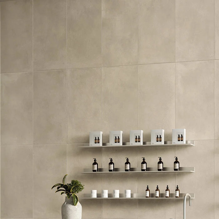 Dettaglio piastrella per pavimenti in gres porcellanato effetto resina 45x90 della collezione Koinè, colore Gesso, di Ceramica Settecento