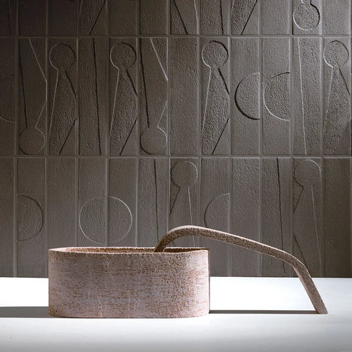 Dettaglio Muro con rivestimento in gres porcellanato effetto etnico e effetto mattoncino 4,5x18,6 cm, della collezione Koinè, colore Lava, di Ceramica Settecento