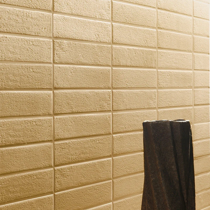 Dettaglio piastrella da rivestimento in gres porcellanato effetto materico e effetto mattoncino 4,5x18,6 cm, della collezione Koinè, colore Ocra, di Ceramica Settecento