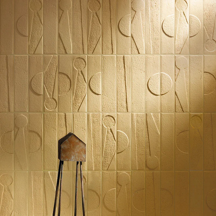 Dettaglio muro con rivestimento in gres porcellanato effetto etnico e effetto mattoncino 4,5x18,6 cm, della collezione Koinè, colore Ocra, di Ceramica Settecento