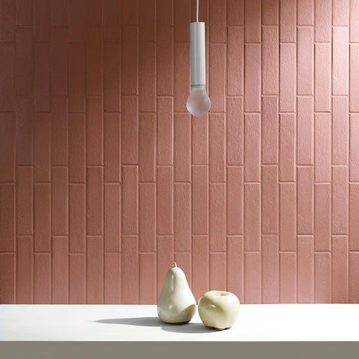 Dettaglio muro con rivestimento in gres porcellanato effetto materico e effetto mattoncino 4,5x18,6 cm, della collezione Koinè, colore Ossido, di Ceramica Settecento