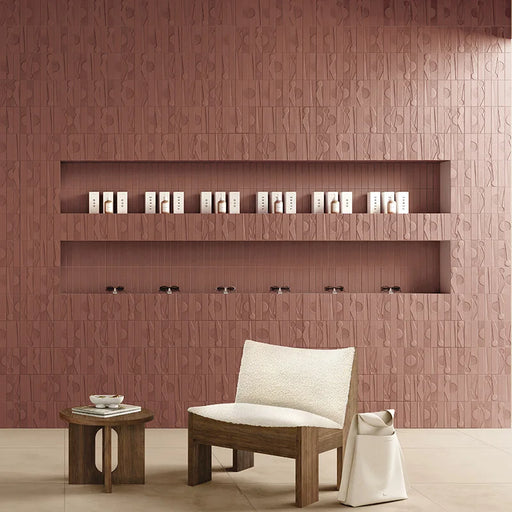 Dettaglio muro con rivestimento in gres porcellanato effetto etnico e effetto mattoncino 4,5x18,6 cm, della collezione Koinè, colore Ossido, di Ceramica Settecento