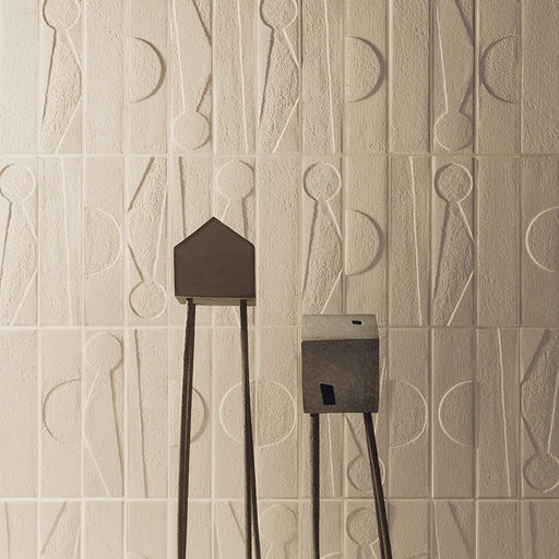 Dettaglio muro con rivestimento in gres porcellanato effetto etnico e effetto mattoncino 4,5x18,6 cm, della collezione Koinè, colore Sabbia, di Ceramica Settecento