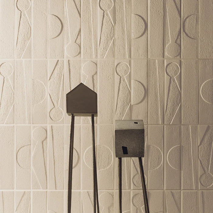 Dettaglio muro con rivestimento in gres porcellanato effetto etnico e effetto mattoncino 4,5x18,6 cm, della collezione Koinè, colore Sabbia, di Ceramica Settecento