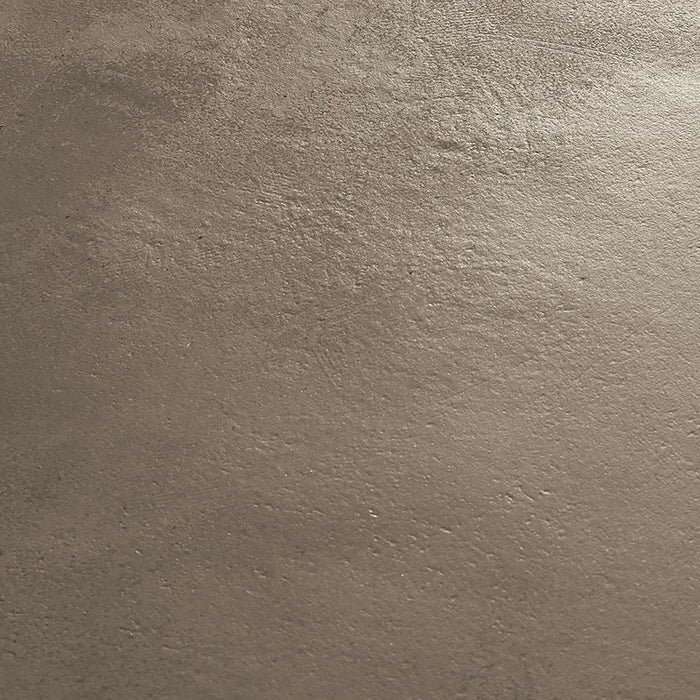 Dettaglio piastrella per pavimenti in gres porcellanato effetto resina 90x90 della collezione Koinè, colore Terra, di Ceramica Settecento