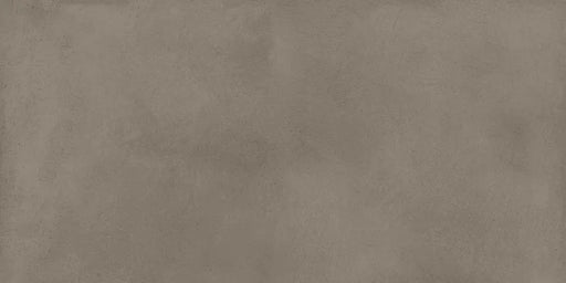 Dettaglio piastrella per pavimenti in gres porcellanato effetto resina 45x90 della collezione Koinè, colore Terra, di Ceramica Settecento