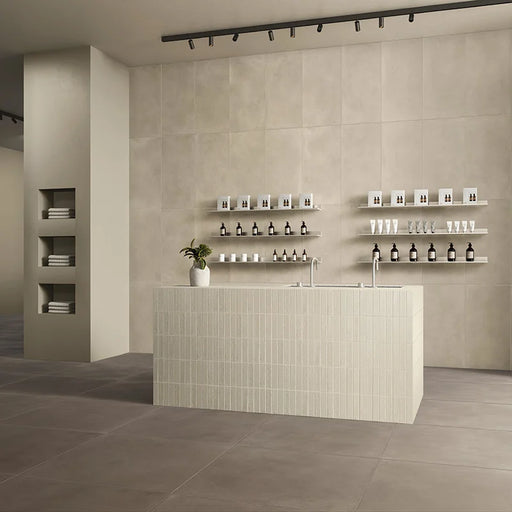 Dettaglio salone con pavimento in gres porcellanato effetto resina 90x90 della collezione Koinè, colore Terra, di Ceramica Settecento