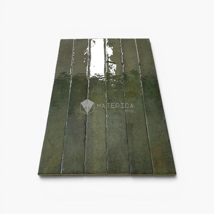 Foto piastrelle per rivestimento interno in gres porcellanato effetto mattoncino lucido della collezione Life di Ceramica Rondine, formato 4.8x45 cm, colore Dark Green