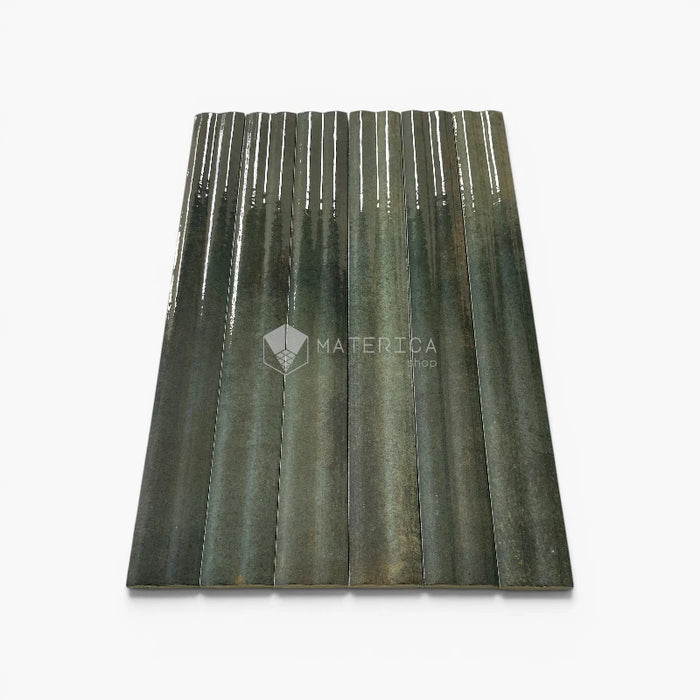 Foto piastrelle per rivestimento interno in gres porcellanato effetto mattoncino lucido a rilievo della collezione Life di Ceramica Rondine, formato 4.8x45 cm, colore 3D Slide Dark Green