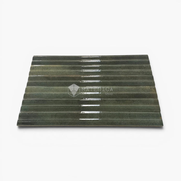 Foto piastrelle per rivestimento interno in gres porcellanato effetto mattoncino lucido a rilievo della collezione Life di Ceramica Rondine, formato 4.8x45 cm, colore 3D Slide Dark Green