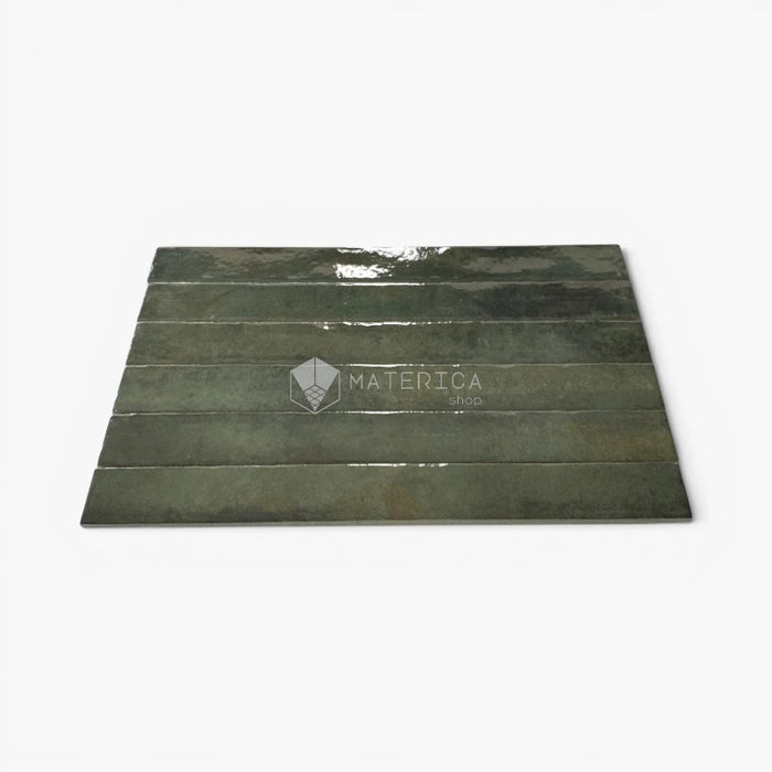 Foto piastrelle per rivestimento interno in gres porcellanato effetto mattoncino lucido della collezione Life di Ceramica Rondine, formato 4.8x45 cm, colore Dark Green