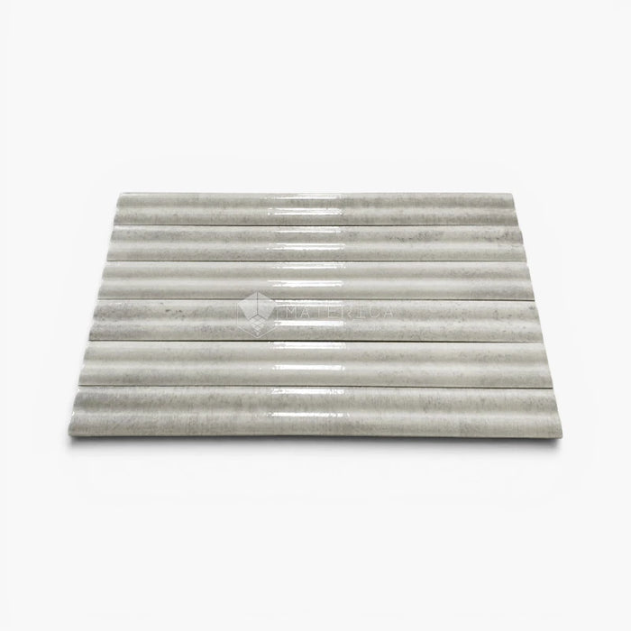 Foto piastrelle per rivestimento interno in gres porcellanato effetto mattoncino lucido a rilievo della collezione Life di Ceramica Rondine, formato 4.8x45 cm, colore 3D Slide Light Grey